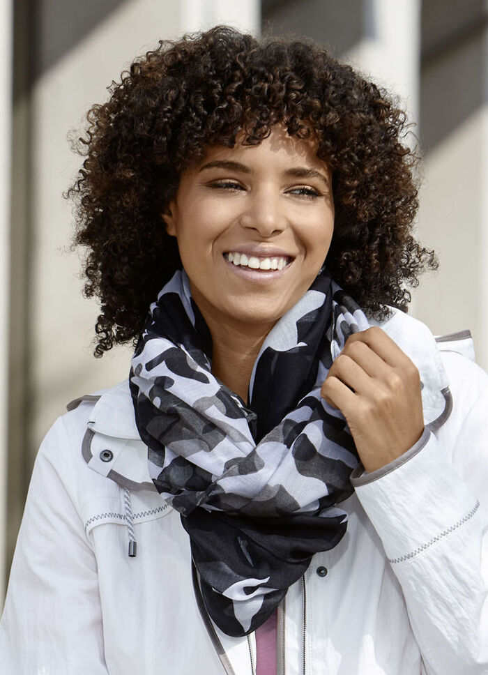 Loop-Schal mit verschiedenen Dessinierungen 