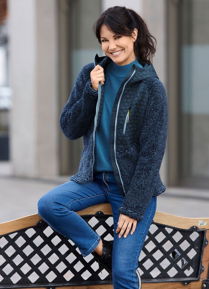 Jacke im aktuellen Materialmix 