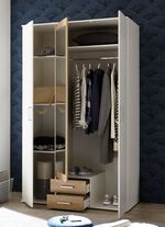 Moderner Kleiderschrank auf Wunsch mit Aufbau-Service 