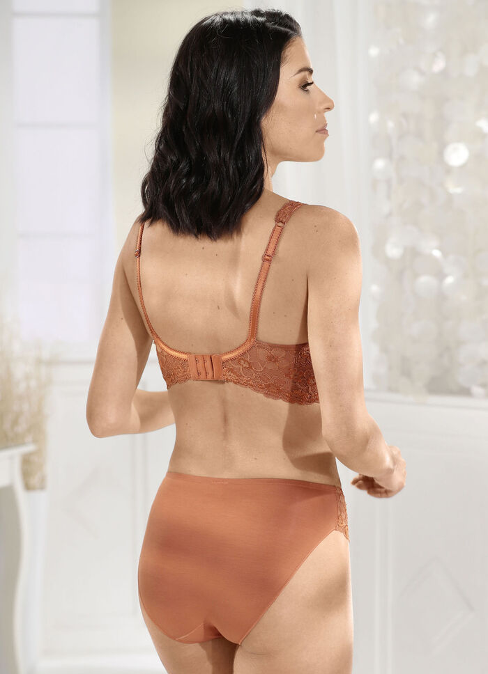 Nina von C. BH aus elastischer Spitze