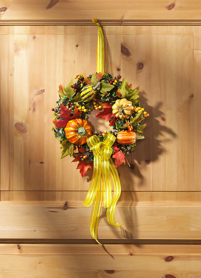 Wandkranz mit bunten Blättern, Beeren und Kürbissen 