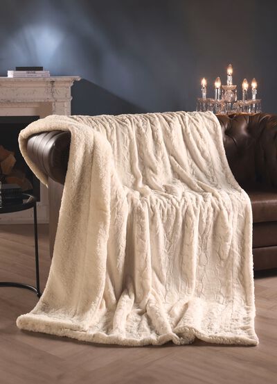 Kuschelige Wohndecke aus Webpelz-Fellimitat 