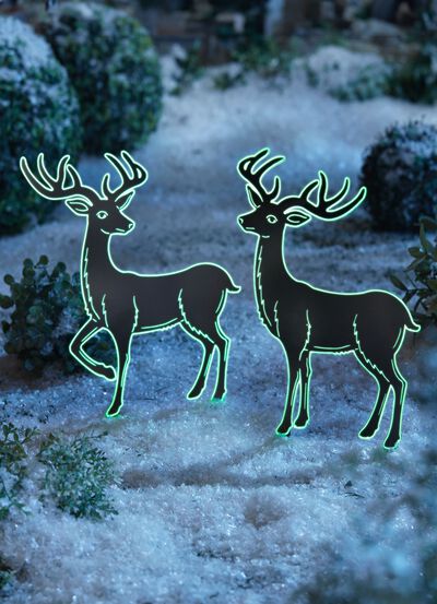 Nachtleuchtende Hirschsilhouetten aus Metall 